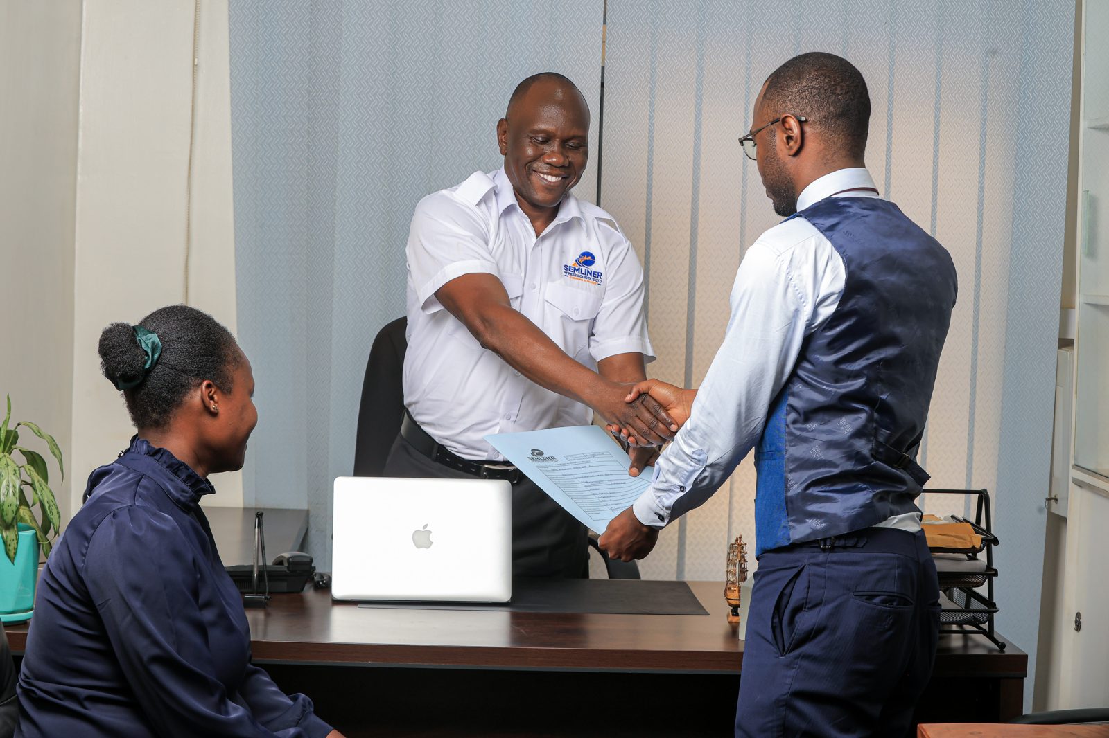 Handing over IT documentation to the director of Semliner Xpress Logistics after project completion
